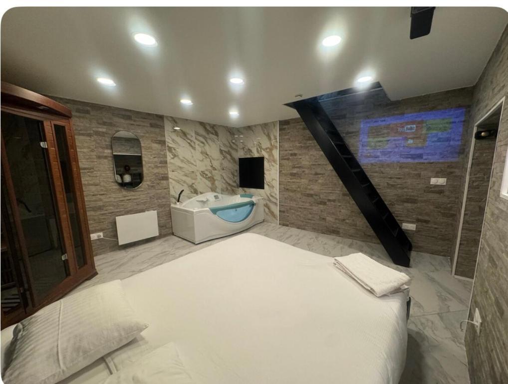 Maison Appartement Triplex Avec Jacuzzi Et Sauna Saint-Etienne  Eksteriør bilde